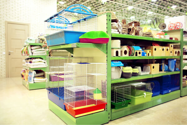 agropecuária com prateleira com vários itens da categoria agro